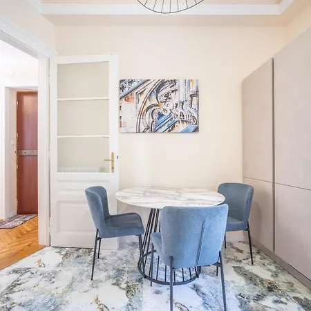 Garibaldi Luxury شقة